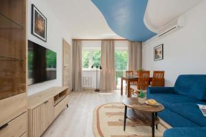 Spacious Air-Conditioned Apartment with Workspace by Noclegi Renters
