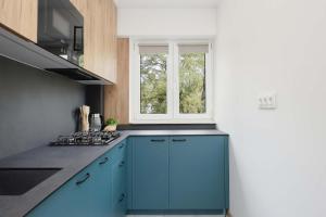 Spacious Air-Conditioned Apartment with Workspace by Noclegi Renters