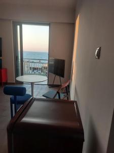 Luminous Seafront Studio - Heart of the City