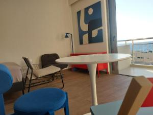 Luminous Seafront Studio - Heart of the City