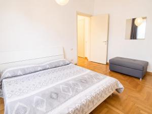 The Charme - Modern Apartment in Como with Balcony