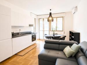 The Charme - Modern Apartment in Como with Balcony