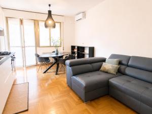 The Charme - Modern Apartment in Como with Balcony