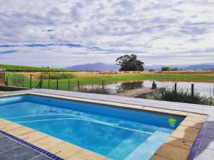 Country Retreat with Pool Braai, Sleeps 6