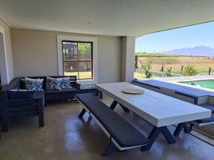 Country Retreat with Pool Braai, Sleeps 6