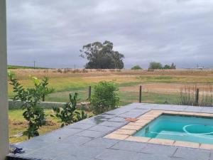 Country Retreat with Pool Braai, Sleeps 6