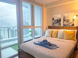 Urban Oasis at BGC Uptown Parksuites with Balcony 300mbps close to Uptown Mall Grand Hyatt Mitsukoshi and St Lukes