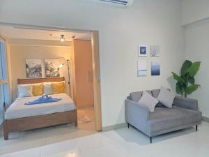 Urban Oasis at BGC Uptown Parksuites with Balcony 300mbps close to Uptown Mall Grand Hyatt Mitsukoshi and St Lukes
