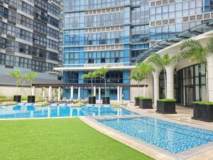 Urban Oasis at BGC Uptown Parksuites with Balcony 300mbps close to Uptown Mall Grand Hyatt Mitsukoshi and St Lukes