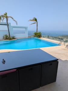 Exclusive luxury villa private pool avec trois chambres deux salons and garden vu sur mer mnar