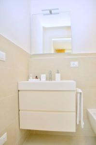 Inviting, calm and bright flat near the beach
