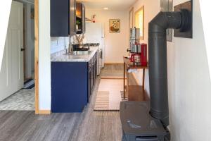Walk to West Twin Lake: Remote Retreat w Yard