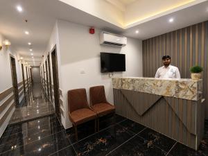 Hotel Beverly Palace Santacruz - Near BKC - Mumbai Airport T1 - Local Unmarried Couples not allowed