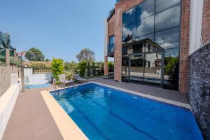 Luxury villa with waterfall pool and garden For 9 people