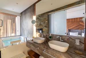 Romantic Jacuzzi Apartment by the Sea,Cape Rodon