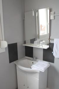 Hotels Hotel De Normandie : Chambre Double avec Toilettes Communes