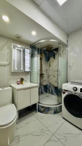 Stylish 2 Bedroom Apartment with Master suite, Near bus station