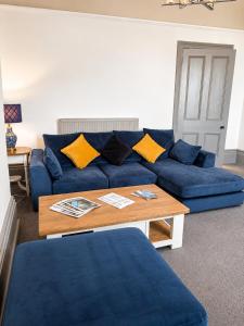 Stylish 2BR Apartment with Cathedral & Castle Views and Private Parking