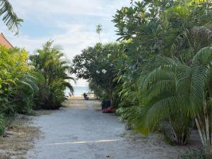 Beach House 30s to Beach with 4K Workspace Sleeps 4