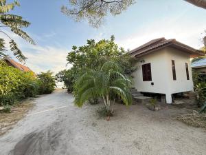 Beach House 30s to Beach with 4K Workspace Sleeps 4