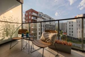Spacious Apartment with a Balcony, Parking and Air-conditioning by Noclegi Renters