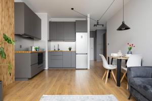 Spacious Apartment with a Balcony, Parking and Air-conditioning by Noclegi Renters