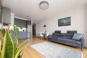 Spacious Apartment with a Balcony, Parking and Air-conditioning by Noclegi Renters