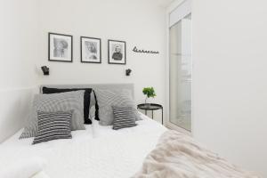 Sunny Apartment in the Center with Balcony & Air Conditioning by Noclegi Renters