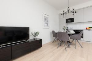Sunny Apartment in the Center with Balcony & Air Conditioning by Noclegi Renters