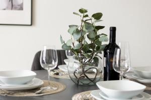 Sunny Apartment in the Center with Balcony & Air Conditioning by Noclegi Renters