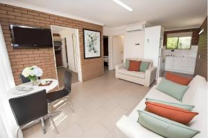 Jacaranda Apartments