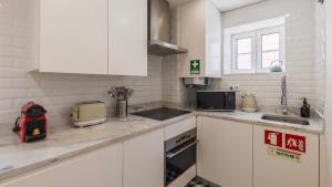 Bright 1BR Flat in Bairro Alto by LovelyStay