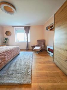 NEW luxury citycenter apartment with free parking & AC