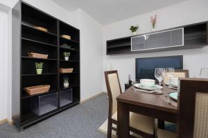Family Apartment with Balcony and 2 Bedrooms in Warsaw by Noclegi Renters