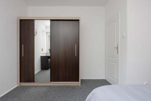 Family Apartment with Balcony and 2 Bedrooms in Warsaw by Noclegi Renters