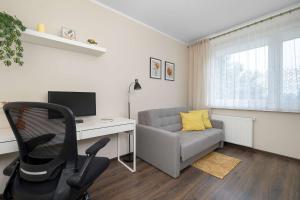 Spacious Apartment with Air Conditioning, Desk and Balcony by Noclegi Renters