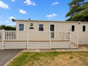 Brilliant 8 Berth Caravan Near Walton-On-The-Naze In Essex, Ref 17023Nm