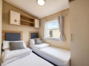 Brilliant 8 Berth Caravan Near Walton-On-The-Naze In Essex, Ref 17023Nm