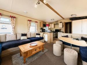 Brilliant 8 Berth Caravan Near Walton-On-The-Naze In Essex, Ref 17023Nm