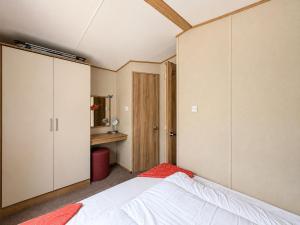 Brilliant 8 Berth Caravan Near Walton-On-The-Naze In Essex, Ref 17023Nm
