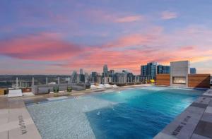 Downtown Skyline & Lake Views l Rooftop Pool