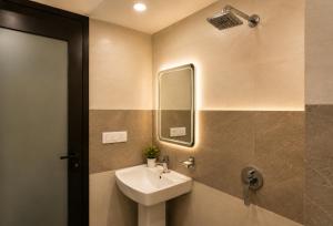 Hotel The Nova Near-Delhi Airoprt & Free Airoprt Pickup&Drop
