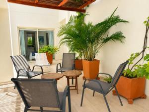 Luxury 2BR inside Old City, Private patio, AC, 2 Pools & parking