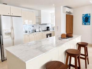 Luxury 2BR inside Old City, Private patio, AC, 2 Pools & parking