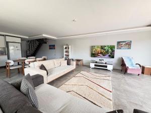 Luxury Villa with Private Pool, Spacious and Furnished