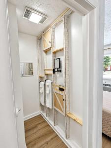 1 Queen Suite-Woodland Motor Lodge