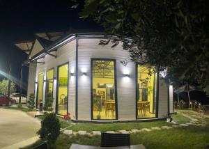 Bujtina Topi -Wooden villa among olive grooves