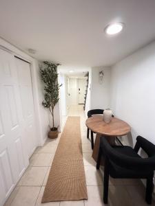 Aura Stays -Deluxe Queen Room - Shared Bathroom- Self Check in-NEAR EWR