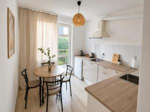 Bright 1BR Apartment w Terrace Near Sea Garden
