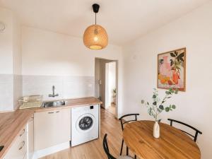 Bright 1BR Apartment w Terrace Near Sea Garden